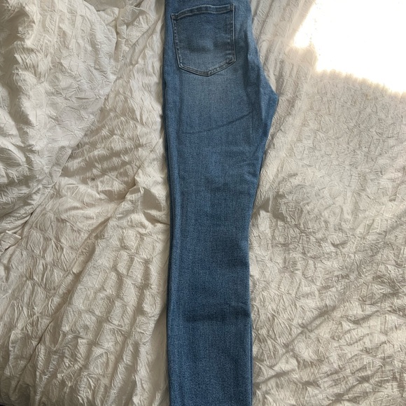 Size 29 Guess Jeans - Picture 2 of 3
